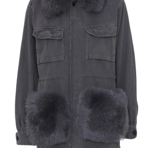 Custommade jacka - En så fin custommade jacka som passar perfekt till våren. Inga defekter eller liknande! Pris kan diskuteras ☺️