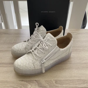 Giuseppe zanotti  - Säljer skorna pågrund av att jag aldrig använder dom. Skorna är nästan helt oanvända och är storlek 42 men passar 43 också. 