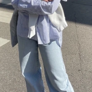 ZARA jeans - Bra skick, vid ena skärphållaren finns ett pyttelitet hål vilket ej märks🤍