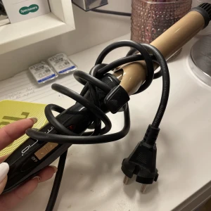 Locktång - Fungerande locktång säljes få jag aldrig använder den💗  Föreslå pris. Förvaras försiktigt under posten