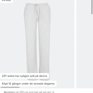 Low waist mjukis  - Säljer dessa low waist mjukisbyxor från Bik Bok. Storlek S, skriv för fler frågor! ❤️