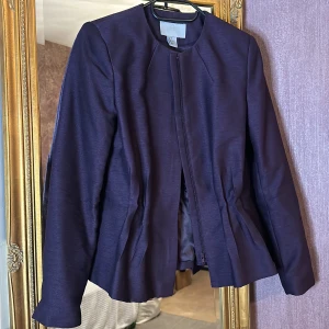 Oanvänd jacka  - Oanvänd mörk lila jacka