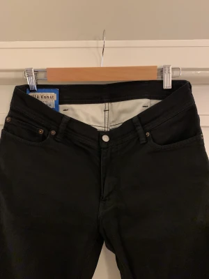 Acne Studios Jeans - Storlek 30/30 - passar mer som 29/30. Sparsamt använda, aldrig använt sköljmedel. 