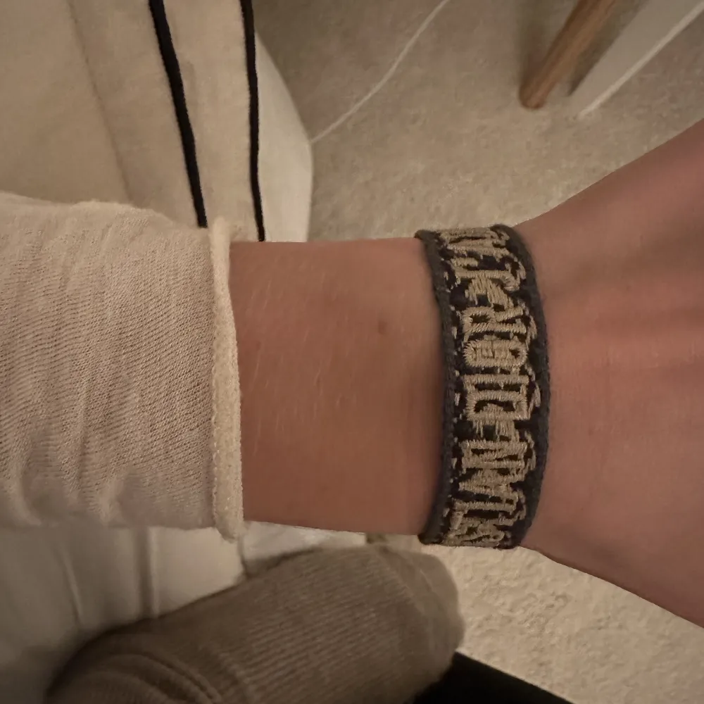 Säljer mitt armband från Dior, självklart äkta och bevis på detta medföljer. Ena toffsen är lite skadad, därav priset (dock inget man ser) . Accessoarer.