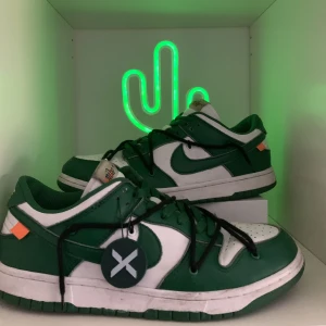 OFF WHITE DUNK PINE GREEN - Dunks Off white skor utan off white tag och de oranga snören. Drf är de billigt. Jag har lagt till snörena själv men man kan ta bort dem.  pris kan diskuteras, tar även emot byten. Skick: 8/10. Använda fåtal gånger. Orginal box ingår int