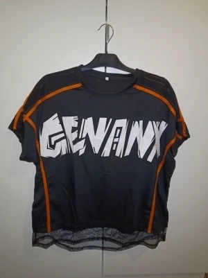 Oversize T-shirt med nät - Bra material, enda var att jag tyckte den inte var tillräckligt oversize. Endast testad en gång. Kan mötas upp i Stockholm och ge den om det önskas, betala då genom Swish. Kontakta för mer information, gällande tröjan eller annat :)