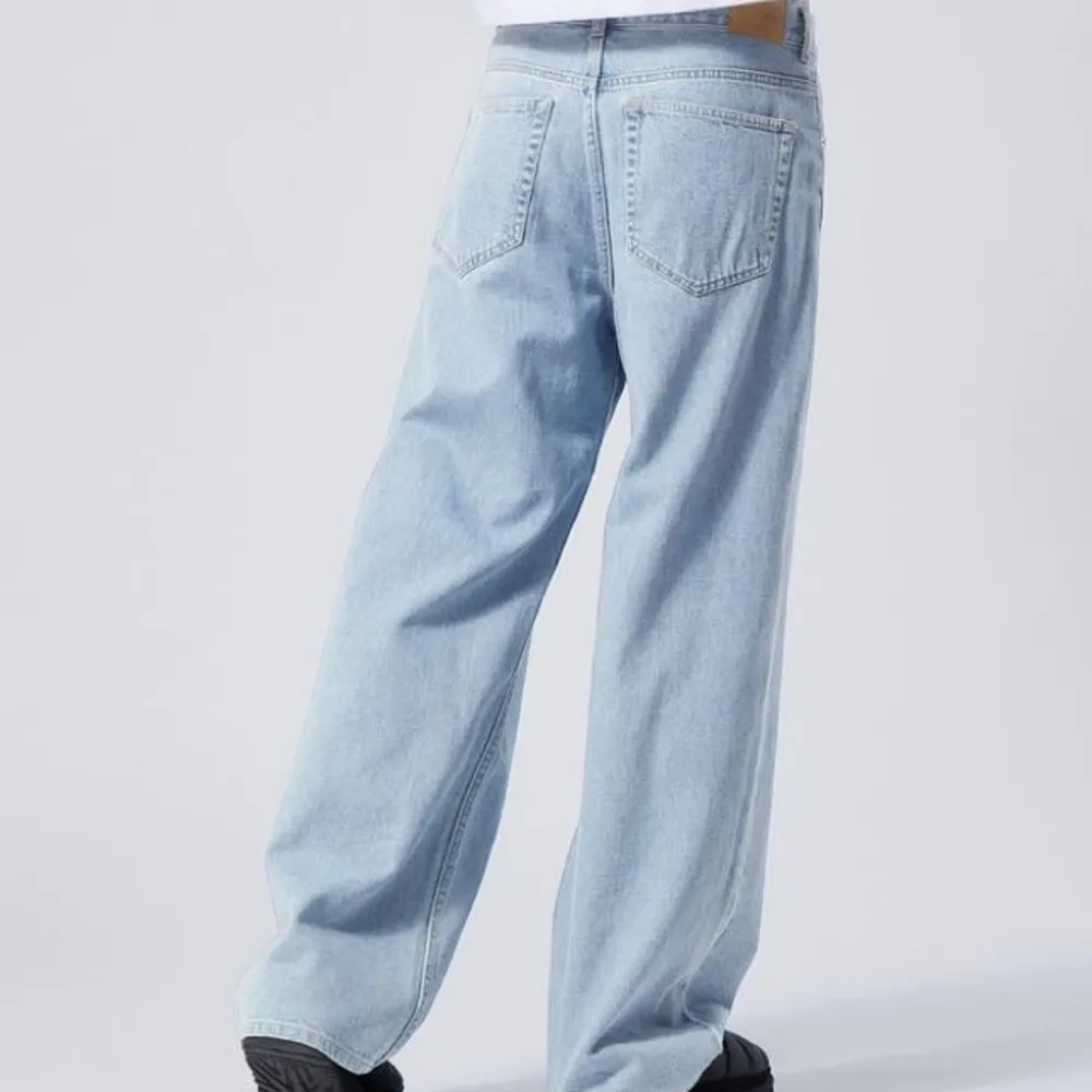 Ljusa jeans från weekday, använda 1gång. Bra skick!! Köparen står för frakt . Jeans & Byxor.