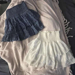 Volangkjolar  - Säljer mina volangkjolar 🧡den vita är ifrån Chelsea och den blå från Kappahl, tror de båda kostade runt 350 kr styck. Jag säljer de för 150 kr/styck   Den vita är i strl S, och den blå 158/164