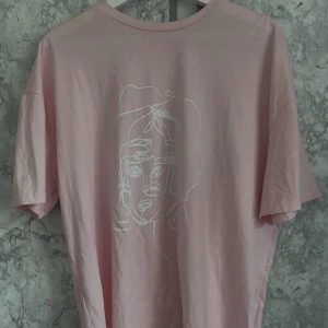Oversized t-shirt - Fin oversized t-shirt med ett stort tryck. Använder ej och är i toppskick. Storlek L 🫶🏼