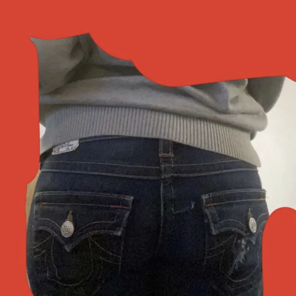 Tryck inte köp nu !! Säljer mina true religion jeans på grind av att Dom är små längden för mig som är 165 ( perfekt för dig dom är mellan 157 till 163) priset går att diskutera . Jeans & Byxor.
