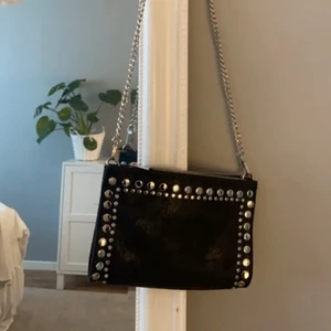 Zara väska - Helt ny zara väska som inte kommer till användning, därefter inga fläckar eller defekter ❤️ bara att höra av er om intresse, väldigt snygg till somriga toppar💞