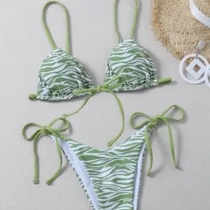 Super söt ljusgrön bikini från shein. Endast prövad men tvättar såklart innan ja postar. Vadderingen går att ta ut. Går att justera både överdelen och underdelen. Frakt 51kr