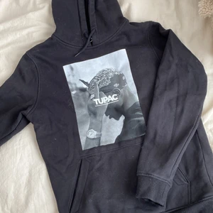 2pac hoodie strl M - Säljer denna supersnygga hoodie med 2pac tryck i strl M. Superbra skick! Säljer för 150kr + frakt⭐️🌺