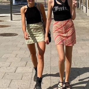 Världens finaste kjol i XS/XXS - Säljer världens finaste kjol som passar XS/XXS och tyvärr är för liten för mig nu. Se bild 3 för hur den ser ut på! Använd 1 gång!