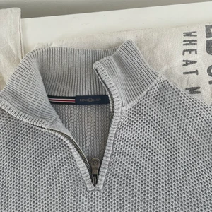 Henri lloyd - En half zip i strlk S, skit snygg o fräsch, anledning till att jag säljer är pga att den är för liten!