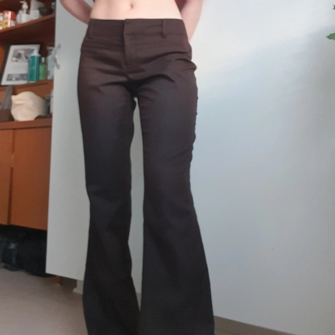 Bruna lågmidjade byxor strl 36