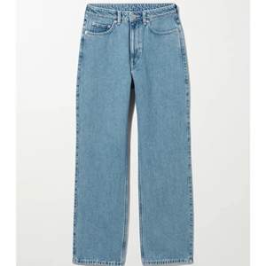 Jeans från weekday i modellen rowe, säljer båda färgerna, båda byxorna är i nyskick o endast använda ett par gånger första byxorna (första bilden) är i storlek 25/32 andra bilden: storlek 27/32 
