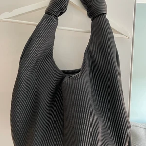 NA-KD väska  - Jätte fin rymlig väska från NA-KD som knappt är använd!🤍 skriv för fler bilder.