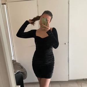 Svart sammet klänning  - Lite tjockare rynkad klänning, köpte från shein men aldrig haft användning för den❤️ så aldrig använd!