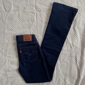 Lågmidjade bootcut levis jeans. Snyggaste jeansen jag äger men måste tyvärr sälja eftersom de är för små för mig i midjan😢 I perfekt skick också, som nya! Dom är stretchiga så ger alltså bra form . Höftmått: 64cm. Innerben: 82cm