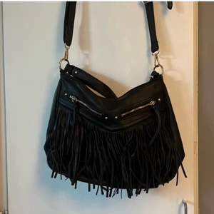 Axelväska  - Svart axelväska med fransar som tyvärr inte kommer till användning💕 100 kr+frakt