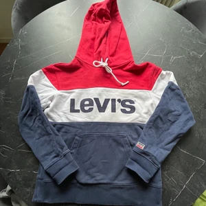 Levi’s-tröja XS/S  - Väldigt fin tröja i fint skick! Sällan använd pga blivit liggandes i garderoben!