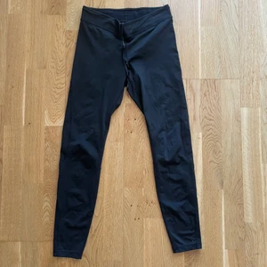 Träningstights - Svarta träningstights från soc i storlek S. Knytband i midjan och ankellånga för mig som är 172cm. Skapligt använda