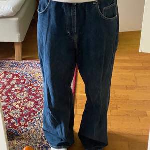 Baggy jeans köpta på Junkyard. Slitningar längst ner (Bild 3) annars i bra skick. För stora på mig, har skärp på bilden. 🤟🏻