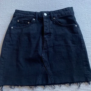 Kjol - Svart Jeanskjol från ginatricot. Strl 34 och i fint skick💕 köparen står för frakt!