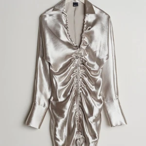 Silvrig klänning  - Klänning i strl 34 från Gina tricot💕💫