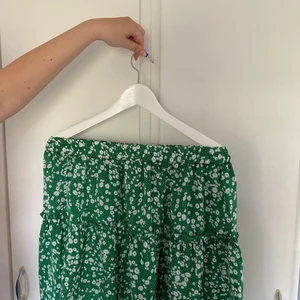 Somrig grön kjol  - Somrig grön tunn kjol! Storlek M och har resår vid midjan. 