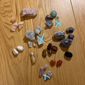 Kristaller <3 - Rosenkvarts, flourit, sodalit, clear quarts, tigeröga, oxöga, ametist, obsidian, howlite, carnelian, gul kalcit, ocean Jasper & Hematite.   Standard pris är 15kr st, Ocean Jasper, clear quarts point (såld), Stor rosenkvarts & Hematit- 30kr