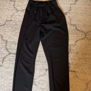 Kostymbyxor  - Aldrig använda då dom är för långa för mig och för stora, pris kan absolut diskuteras då jag vill bli av med ALLT🥰💗 