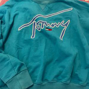 Blå Tommy hilfiger sweatshirt i storlek xs men passar mig relativt helt okej som är en strl M. Säljer den då jag byter ut min garderob just nu(pris kan diskuteras och för frågor är det bara att skriva)💕