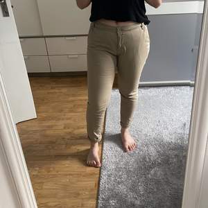 Beige chinos från JC bolaget. Sitter väldigt snyggt och bekvämt. Storlek S