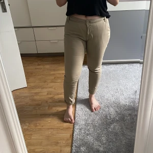 Chinos från JC - Beige chinos från JC bolaget. Sitter väldigt snyggt och bekvämt. Storlek S