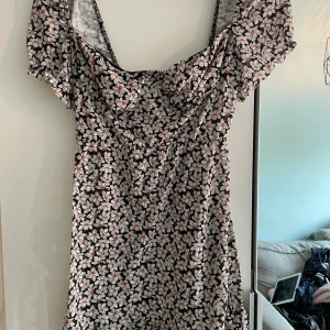Klänning  - Oanvänd klänning från pull&bear, inköpt förra sommaren🤎 klänningen är väldigt stretchig!