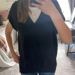 Stickad väst - Säljer denna stickade väst från Bikbok. Den är i väldigt bra skick (den ser typ lite nopprig ut på bilden men inget man tänker på i verkligheten skulle jag säga). Nypris runt 250 kr. Mitt pris är 80 + frakt. De är bara att höra av sig för mer info/bilder🫶🏻