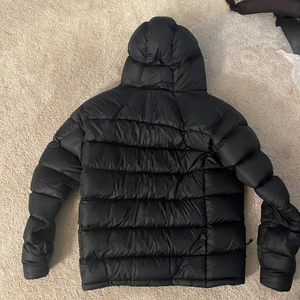 Peak performance jacka herr - Stor i storlek om du har larg i hoodie kommer denna jacka passa dig knappt använd jackan säljer denna jacka för ska ha något annat 