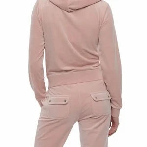 -Mjukis sätt- - Söker ett par mjukis byxor o hälst en matchande kofta. Kan va juicy elle något liknande deras produkt. XS-S. Hör av dig om du säljer eller vet vart man kan köpa.🫶