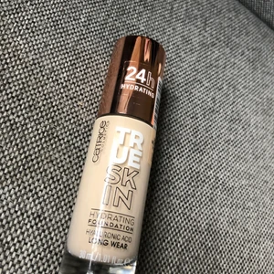 Foundation  - Helt ny! Säljer pga att den är för ljus för mig!