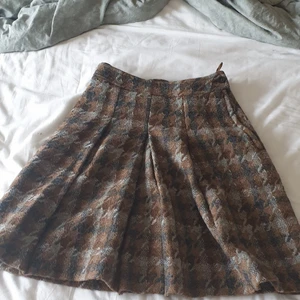 Retro kjol - En supersnygg retro kjol👍 på vänster är det en dragkedja och knapp. Står ingen storlek men skulle säga S. Hör av dig, kram!💕