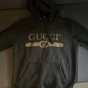 Säljer nu min gamla Gucci Hoodie då den inte passar mig längre och tycker den borde kommer till mer använing 