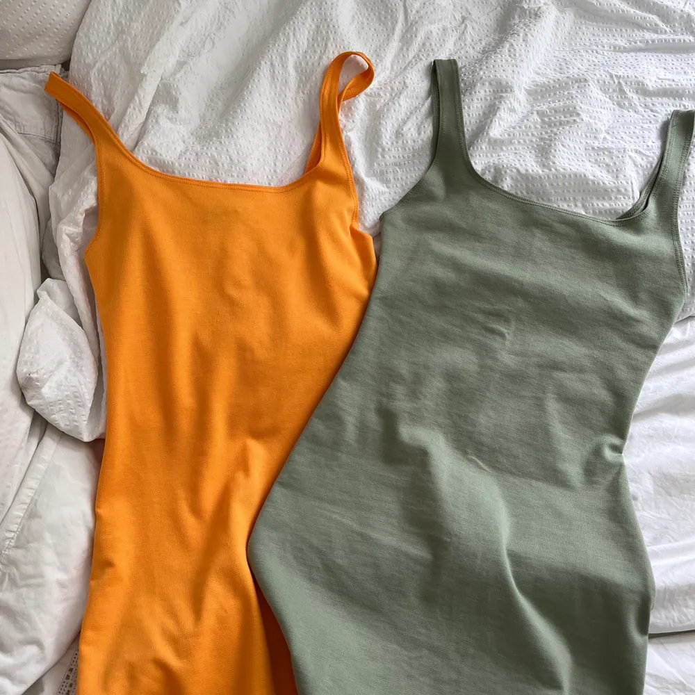 Två likadana klänningar från zara, en grön och en orange. Slit där bak, strl S. Köp en för 70 eller båda för 120💕 Frakt tillkommer men varierar beroende på om du köper en eller båda, 45kr om du köper en och 65kr för båda . Klänningar.