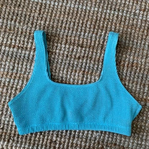 Bikinitopp - Superfin turkosblå från monki med djup ringning i ryggen. Strl L. 