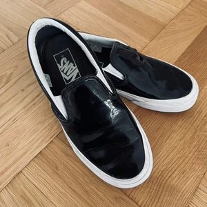 Svarta lack-vans - Köpte här på Plick men har aldrig använt. Superfina Vans i bra skick. Skriv för mer bilder! 🌟 Kan mötas upp i Sundsvall, annars tillkommer frakt. 🌸