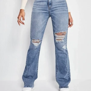 Jeans med hål - Sviiin snygga jeans med hål som jag säljer då jag inte trivs i just den modellen av byxa därav är dem aldrig använda! Storlek M/S, väldigt stretchiga så kanske till och med passar L men vågar inte lova. Nypris 280kr men säljer för 200kr! 