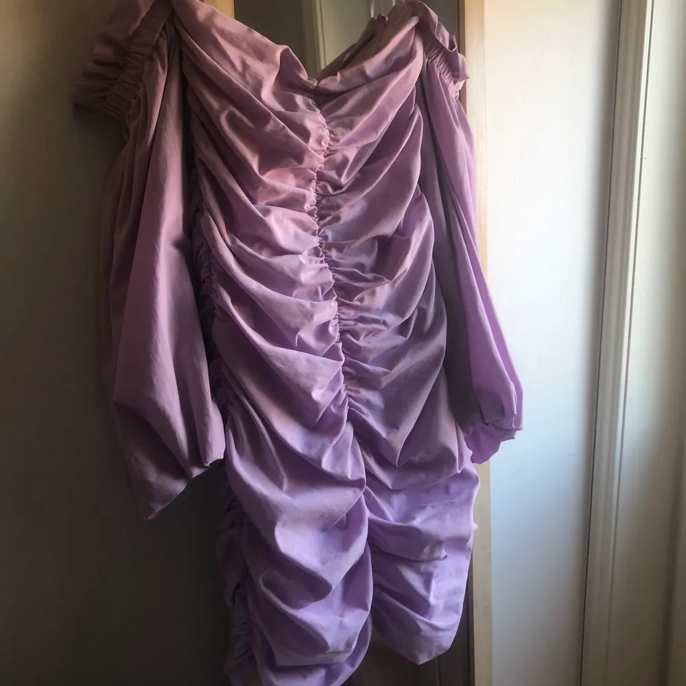 så otroligt vacker off-shoulder klänning från Gina Tricot, använd två gånger så den är i fint skick. dragkedja baktill! frakt tillkommer 💜. Klänningar.