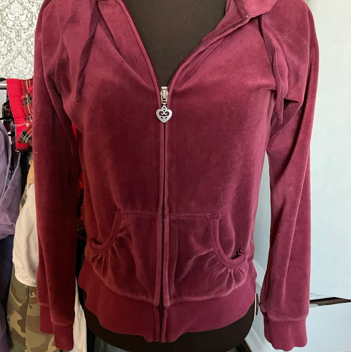 Vinröd velourhoodie