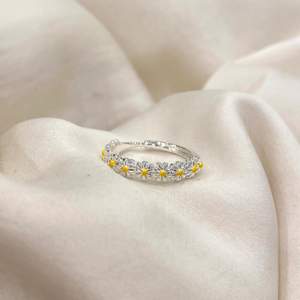 Supersöt silverfärgad ring med tusensköna blommor. Ringen är justerbar och säljs för 69kr totalt inräknat med frakt, för jag fraktar endast ♡ Skriv till mig privat om du är intresserad av att köpa! ☆ 